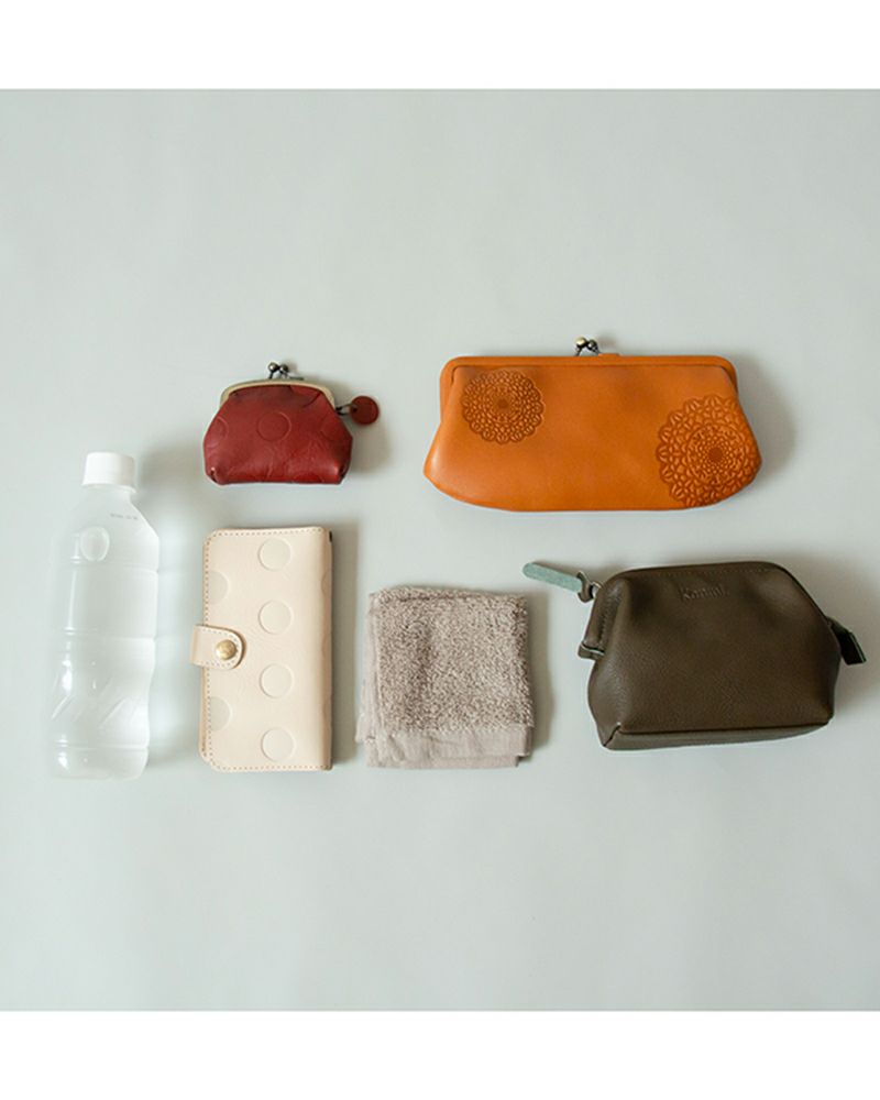 財布やスマホをすっきり収納、小さなお出かけに寄り添う牛革トートS