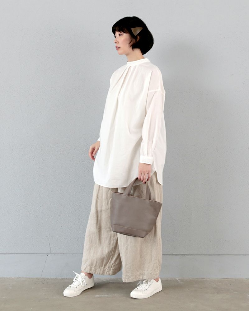 牛革の上質な質感がコーデに溶け込む、シンプルデザインのミニトート／バッグの色：ピュアグレー