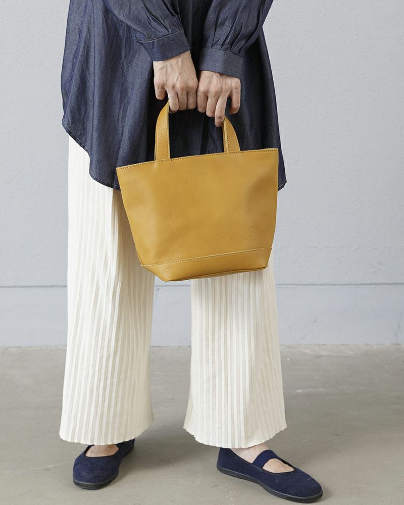 豊富なカラー展開が嬉しい、選ぶ楽しみのある牛革トートバッグS／バッグの色：マスタード