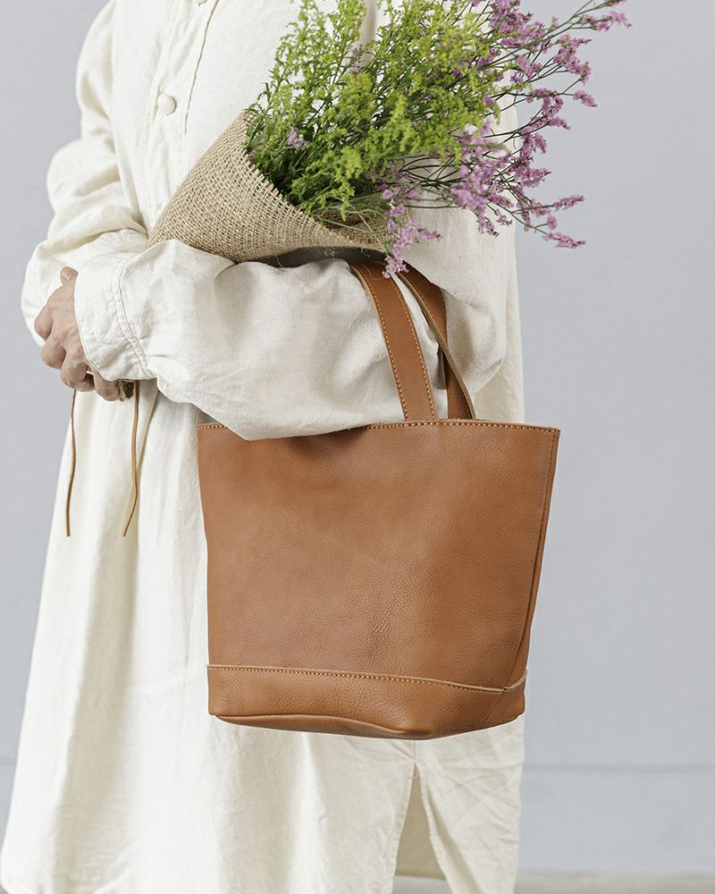 使い込むほど艶と味わいが増す、経年変化が楽しめる牛革ミニトート／バッグの色：キャメル