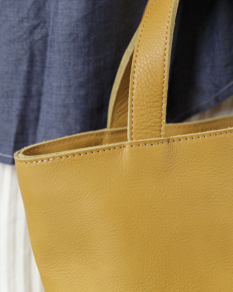 小さなサイズでも実用的、日常にフィットする牛革トートバッグS／バッグの色：マスタード