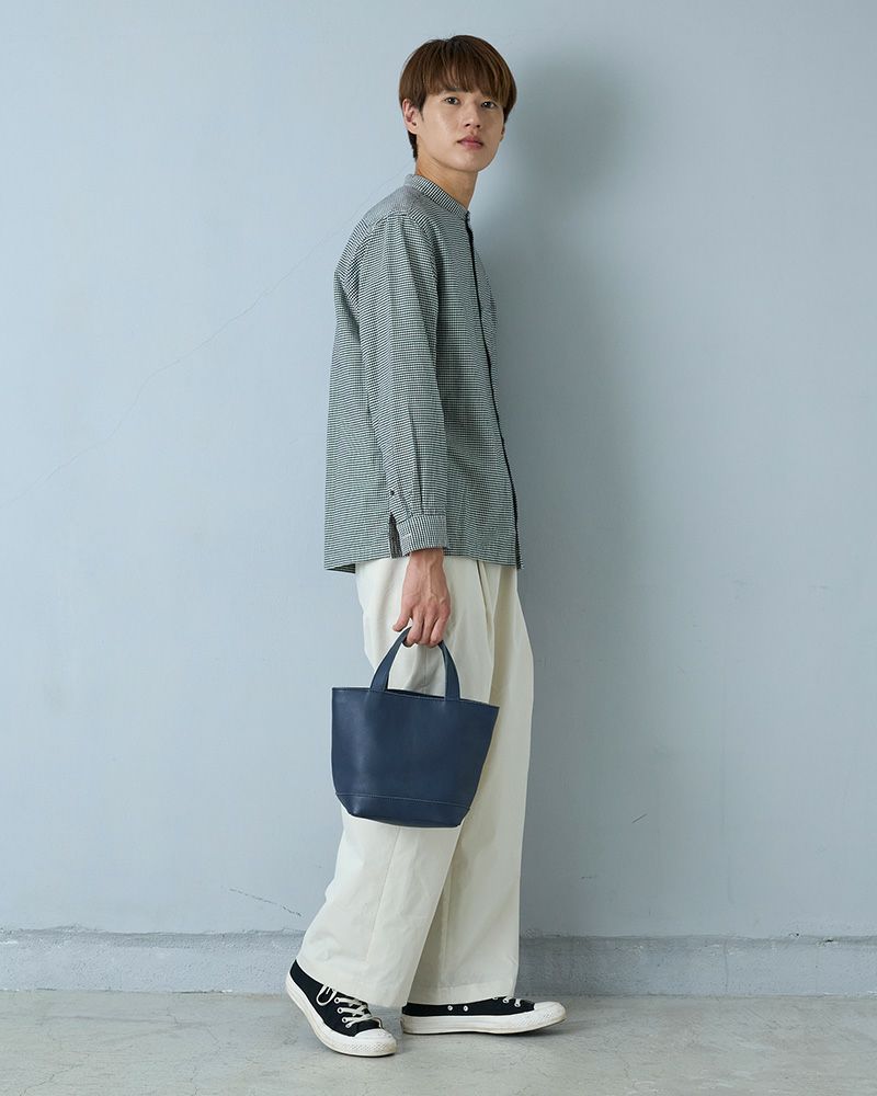 男性も使える、シンプルなレザートート