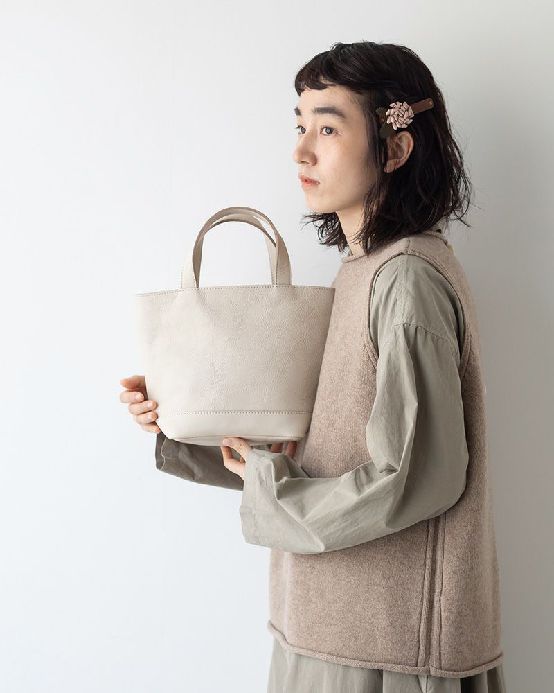 いつもの暮らしをちょっと特別にする、上質な牛革トートバッグS／バッグの色：クリーム