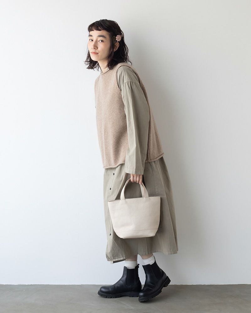小さくても存在感抜群、牛革で仕立てた大人のためのトートバッグ／バッグの色：クリーム