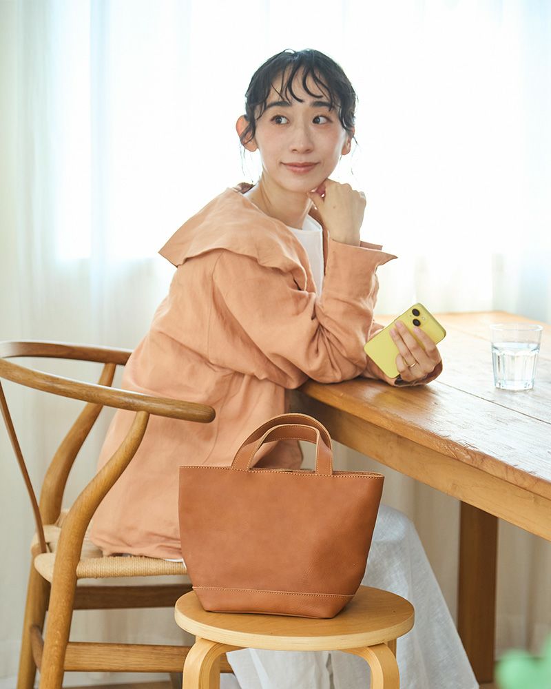 使いやすさと高級感を兼ね備えた、毎日を彩る牛革トートバッグS／バッグの色： キャラメル