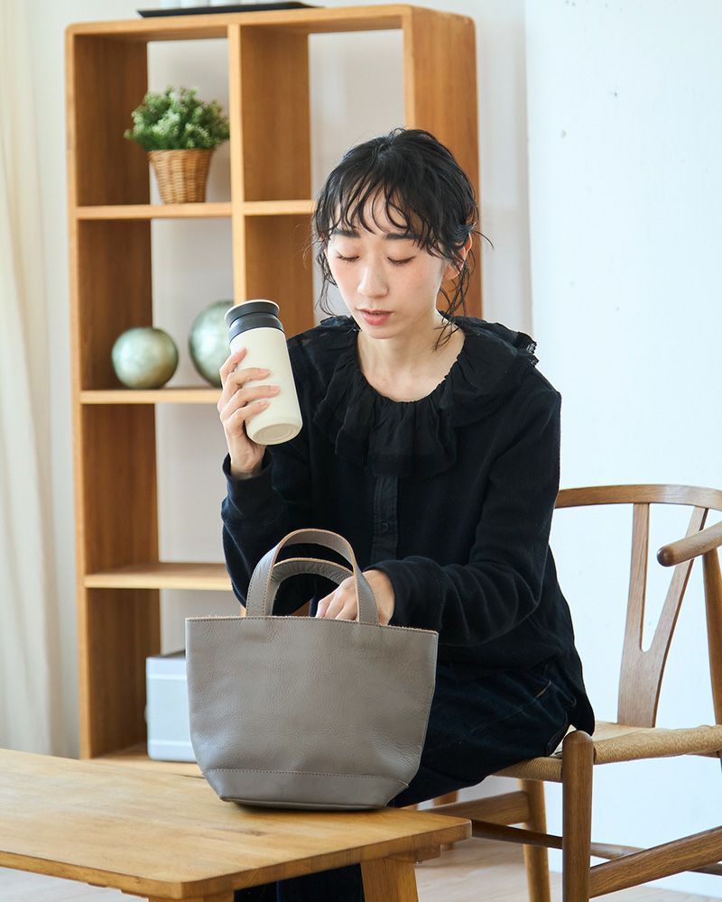 毎日の相棒に選びたい、コンパクトで頼れる牛革のミニトートバッグ／バッグの色：クリーム