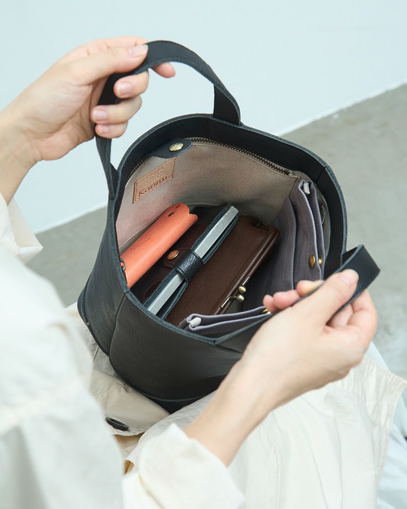 ホックで留めるから、必要なものをざっくりと収納。
