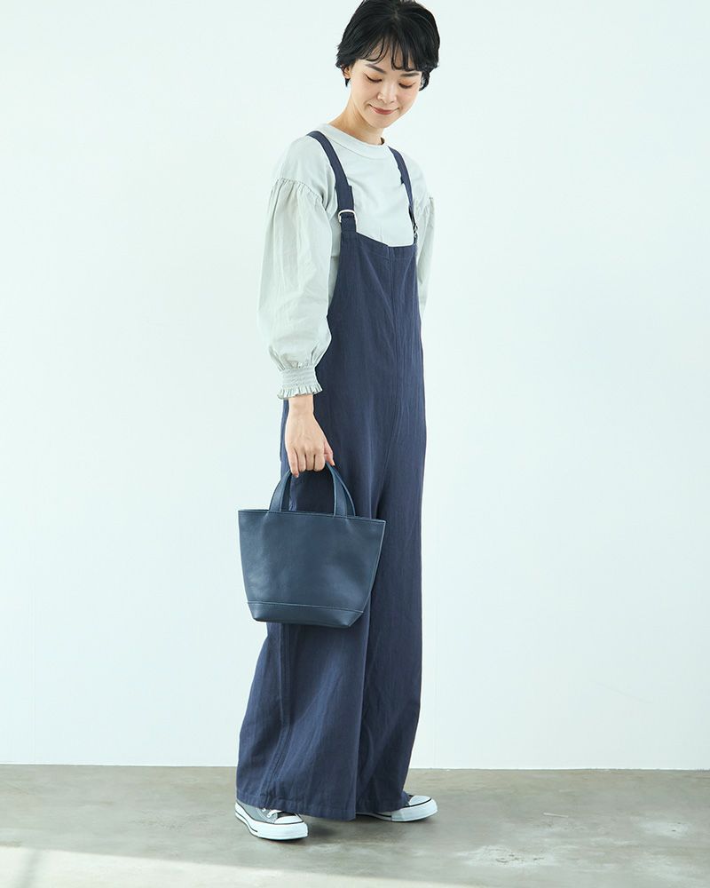 シンプルで大人っぽいデザイン、牛革の存在感が際立つミニトート／バッグの色：ネイビー