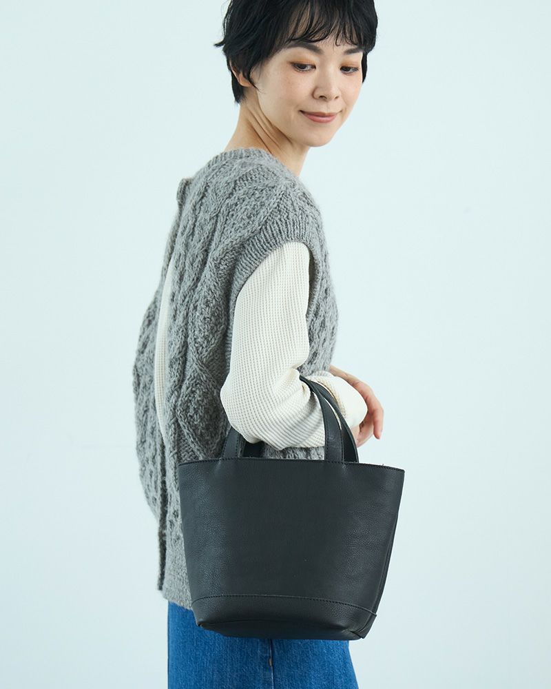 ブラックでシックにまとめる、大人の日常に寄り添う牛革トートS／バッグの色：ブラック