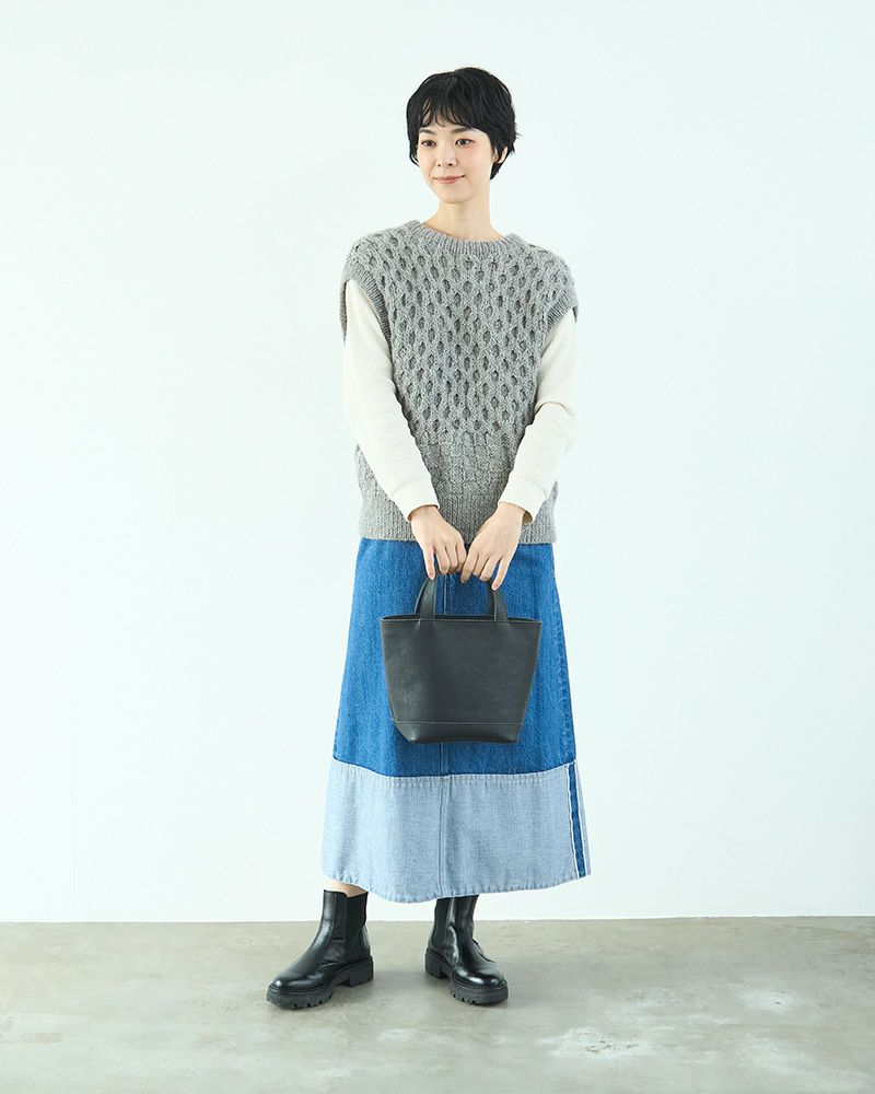 シンプルで飽きのこないitsu mono バッグS、牛革で仕立てた特別なトート／バッグの色：ブラック