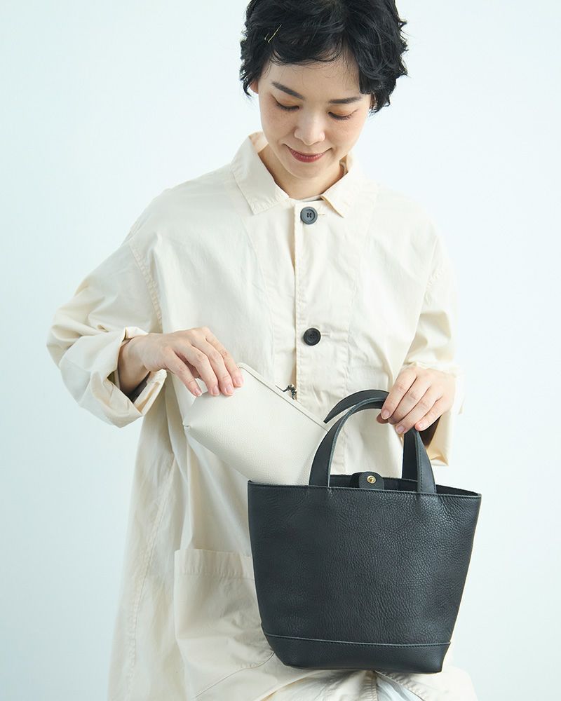 小さなサイズでも実用的、日常にフィットする牛革トートバッグS／バッグの色：ブラック