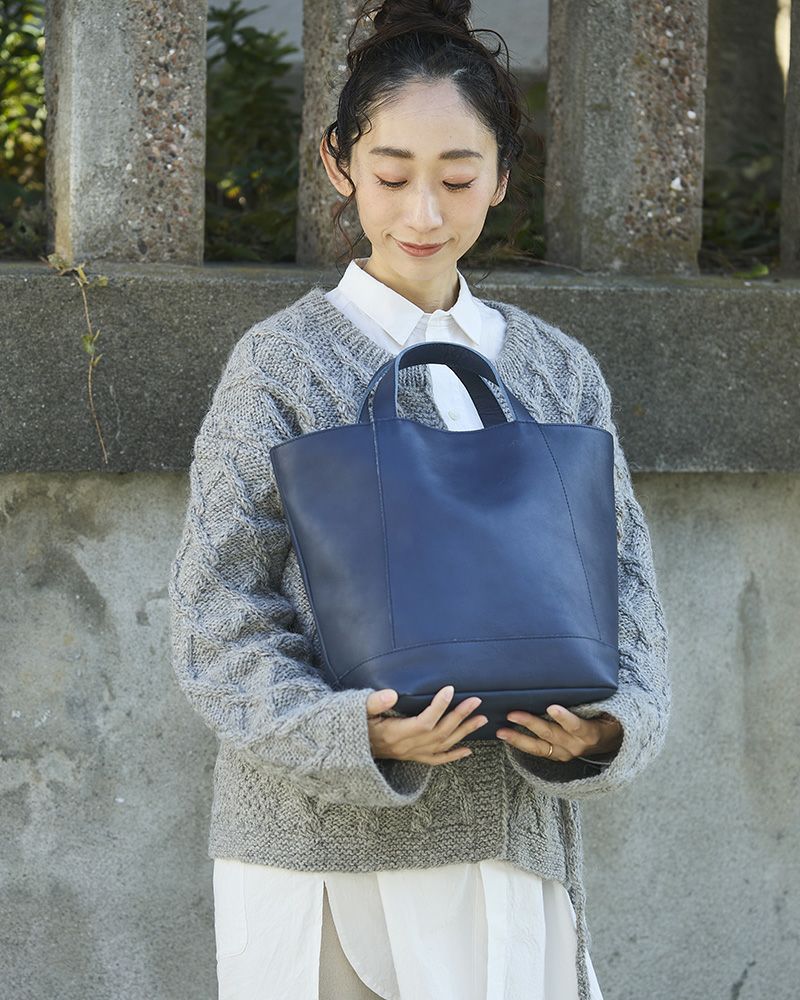 バッグの色：ネイビー