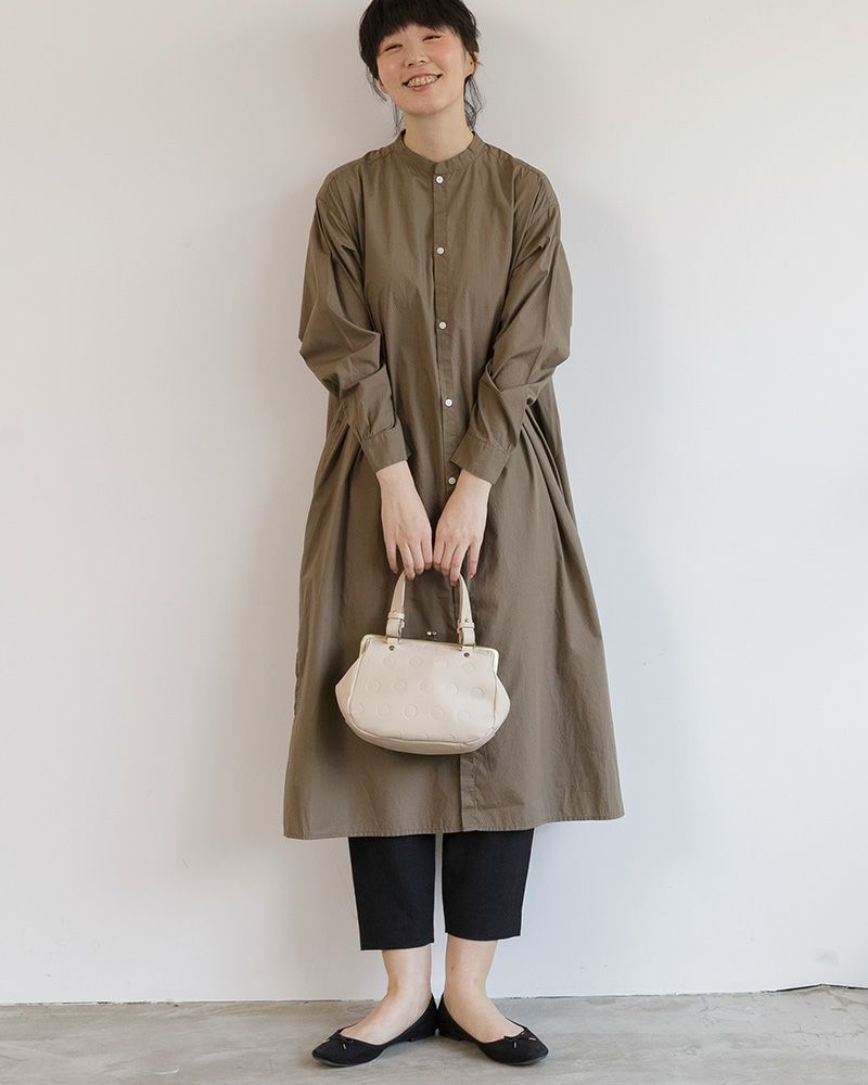 がま口開閉でレトロかわいい、牛革仕立てのミニボストンバッグ。収納力と使いやすさを両立した実力派。