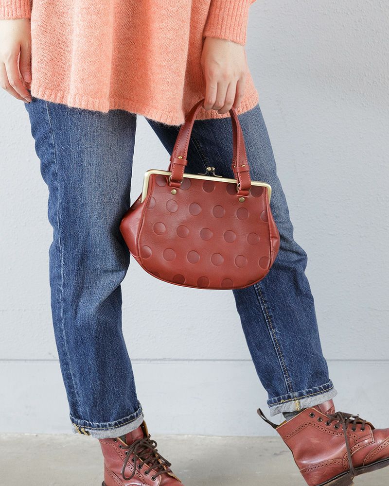 鮮やかなチェリーレッドが装いに映えるアクセント。存在感のあるがま口ミニボストン。