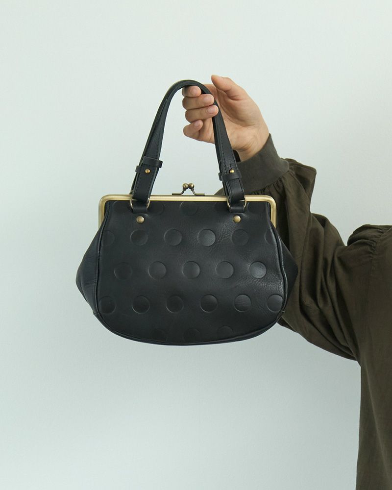 コロンとしたシルエットに牛革の上質感をプラス。がま口で開閉が楽しくなる大人のミニバッグ。