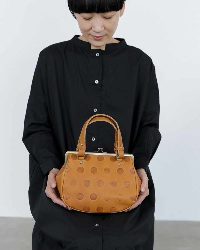 手に馴染む革を使ったミニボストン。がま口でパカっと開くから、出し入れもスマートに。