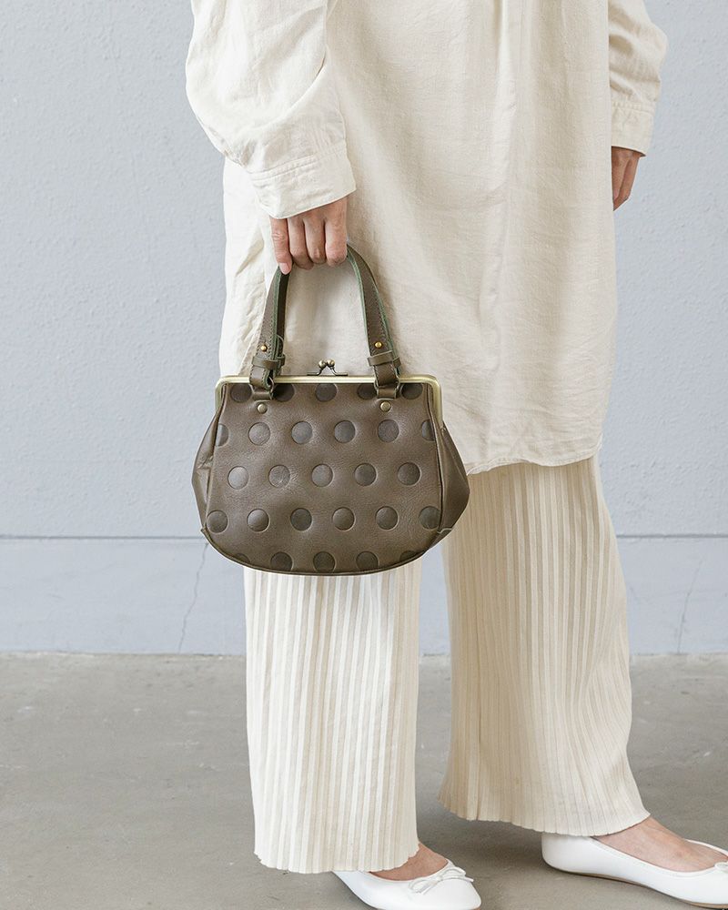 がま口＋牛革のクラシカルな組み合わせ。どこか懐かしく、新鮮な雰囲気をまとったミニボストン。