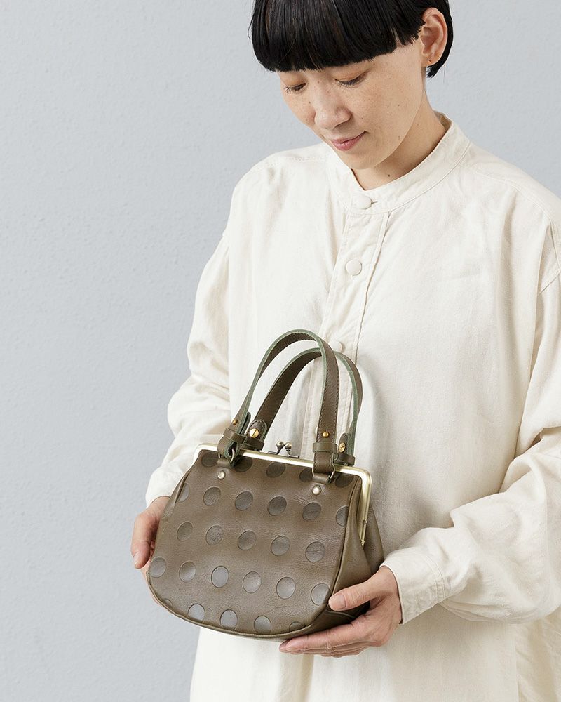 牛革素材で経年変化も楽しめる。使い込むほどに風合いが深まり、あなただけのバッグに育ちます。