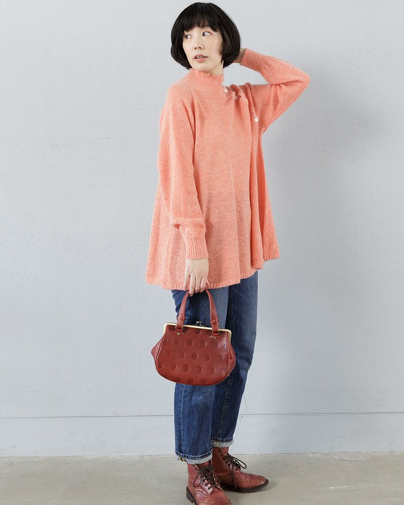 がま口のアクセントが個性を演出。毎日のコーデにちょっとした遊び心を添えるミニバッグ。