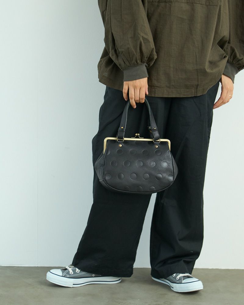 通勤でも休日でも似合うデザイン。上品さとカジュアルさを兼ね備えた牛革ミニボストン。