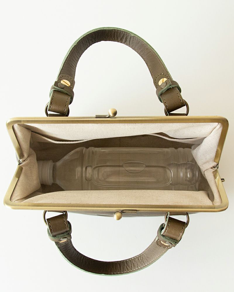 小さい見た目でも500mlペットボトルが入る収納力。見た目以上の実用バッグ。