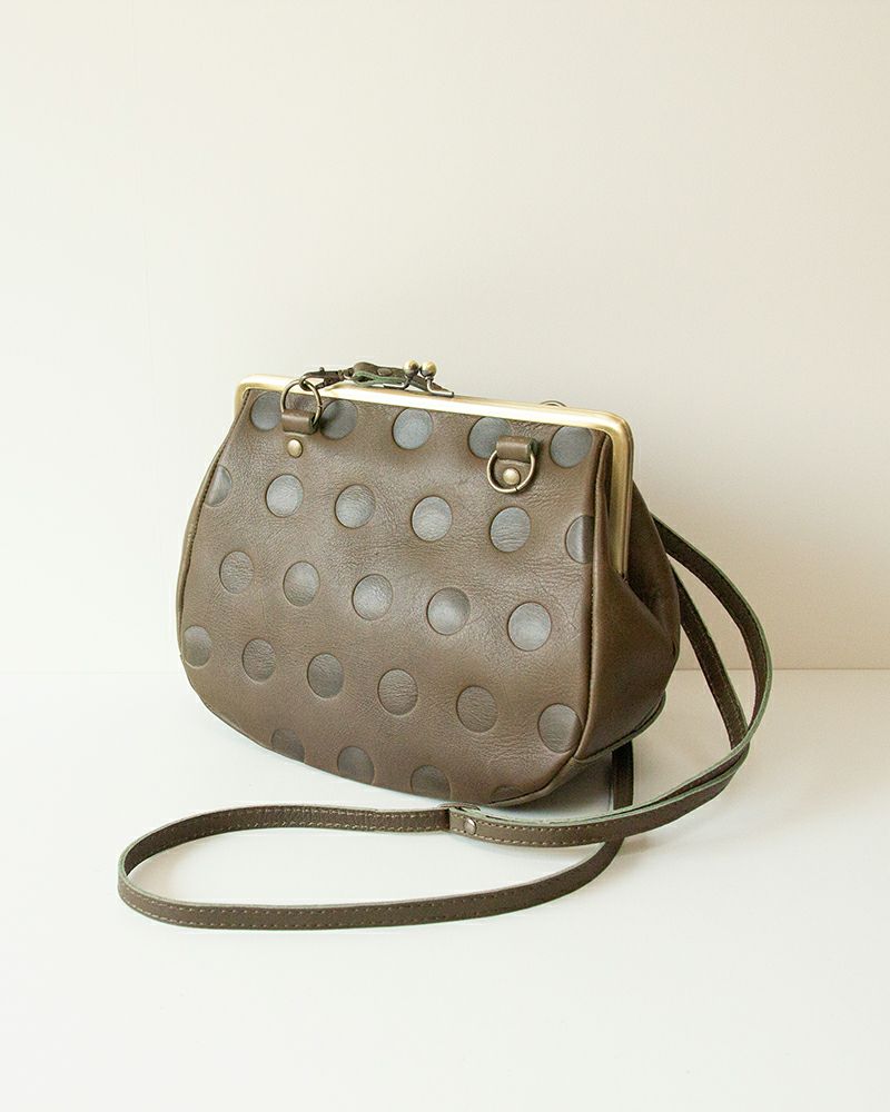 別売りストラップをつけてポシェットにも変身。手提げと斜め掛け、2WAYで自由に使える。