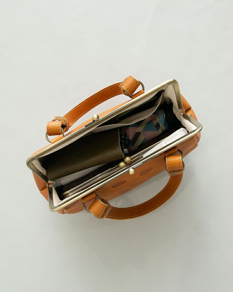 ナチュラルな裏地で中が明るく、物が見つけやすい。機能性を感じるがま口ミニボストン。