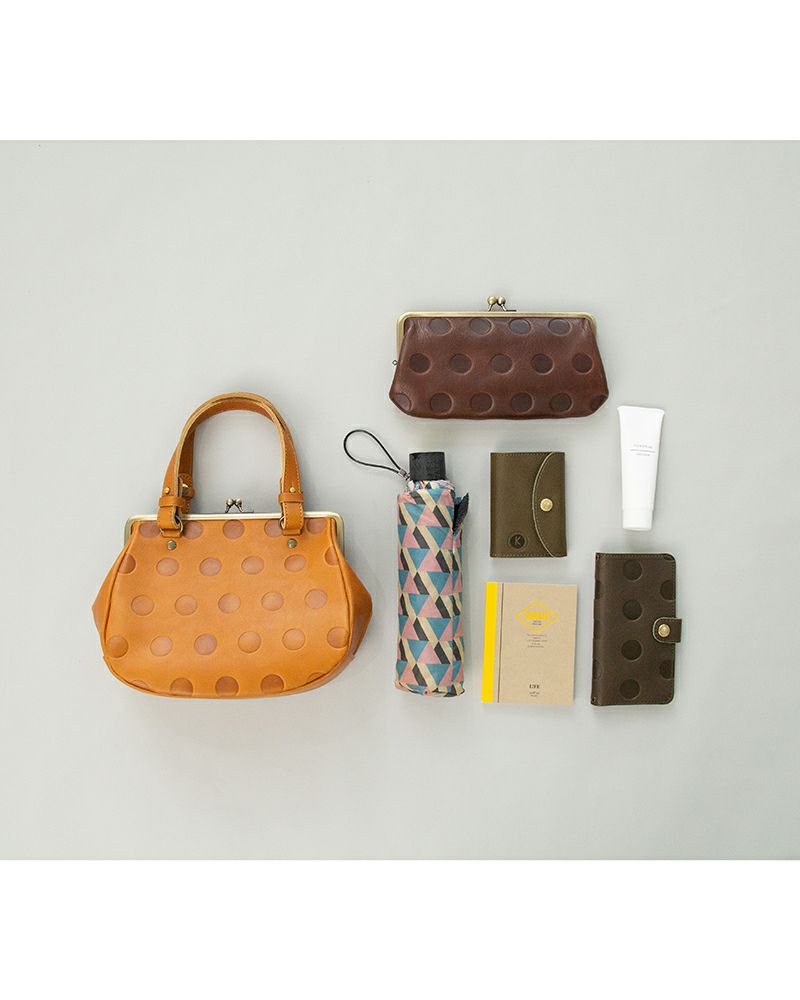 がま口の懐かしさと現代の整理力を兼ね備えたミニボストン。実用性とデザイン性の融合。