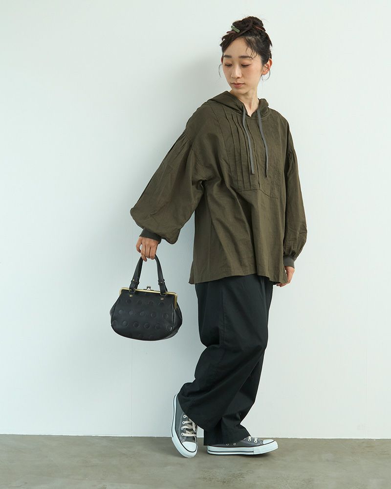 定番ブラックでどんなスタイルにも自然になじむ。シーンを選ばないがま口バッグ。