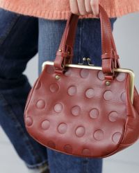 深みのある赤色は、甘さの中に大人っぽさを感じさせる。オンでもオフでも映える万能カラー。