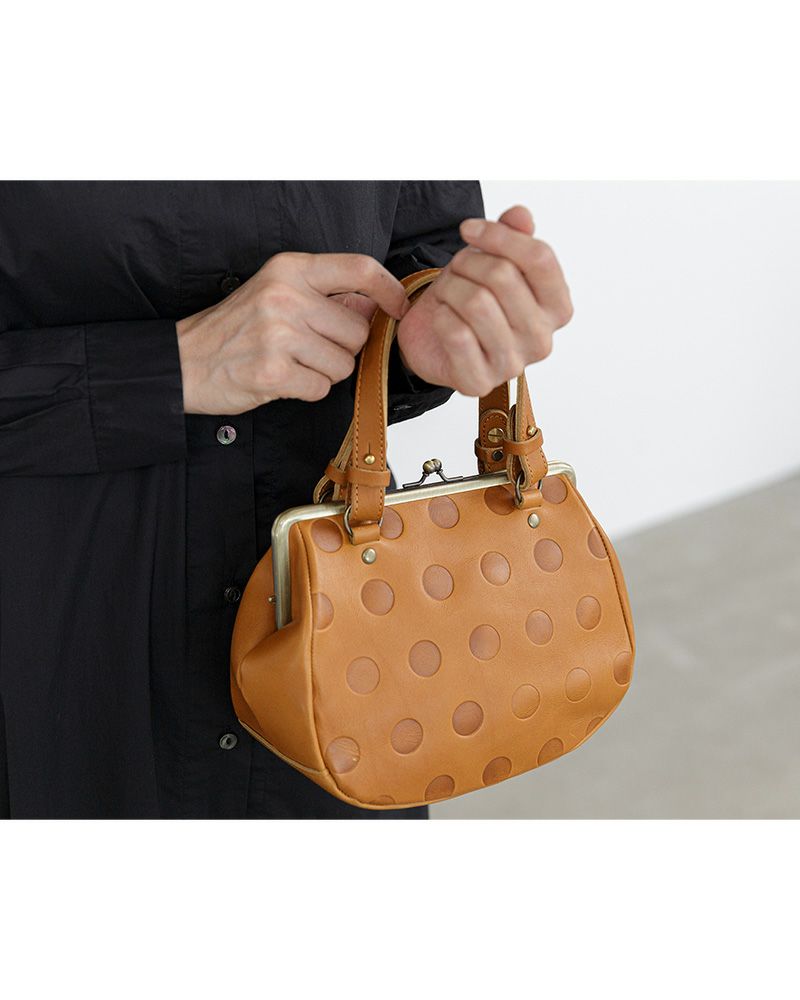 甘さと深みを併せ持つキャラメル色。季節を問わずコーデに馴染む万能カラー。