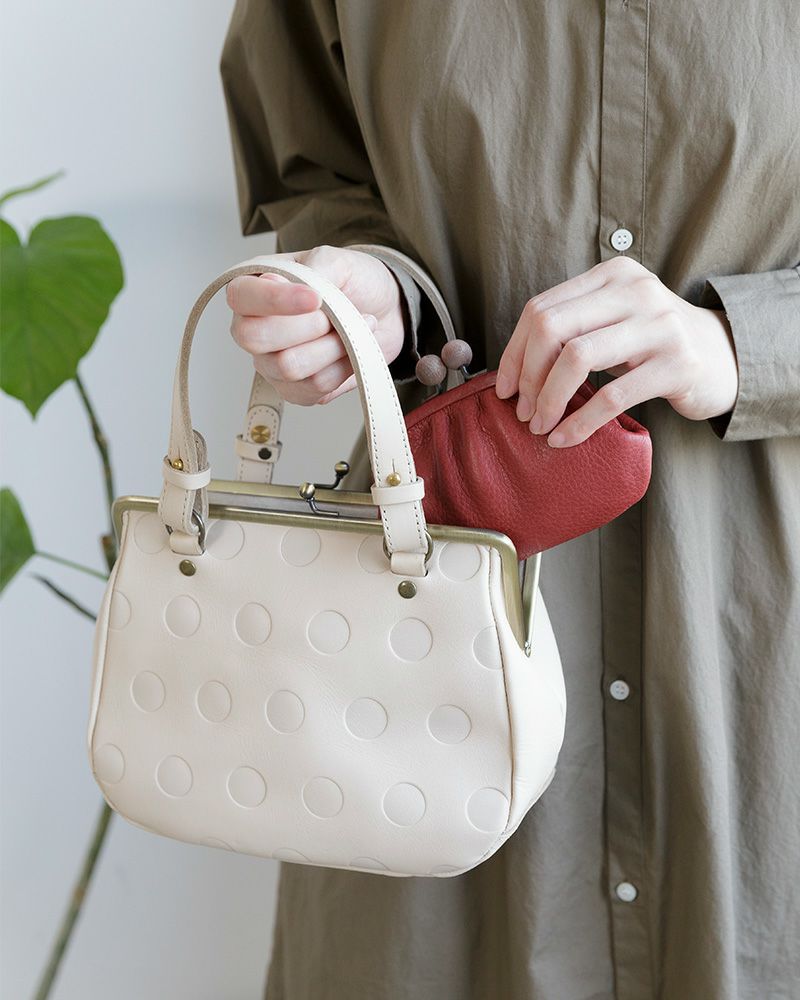 ふんわりやさしいバニラ色は、女性らしい柔らかな雰囲気を引き立てます。