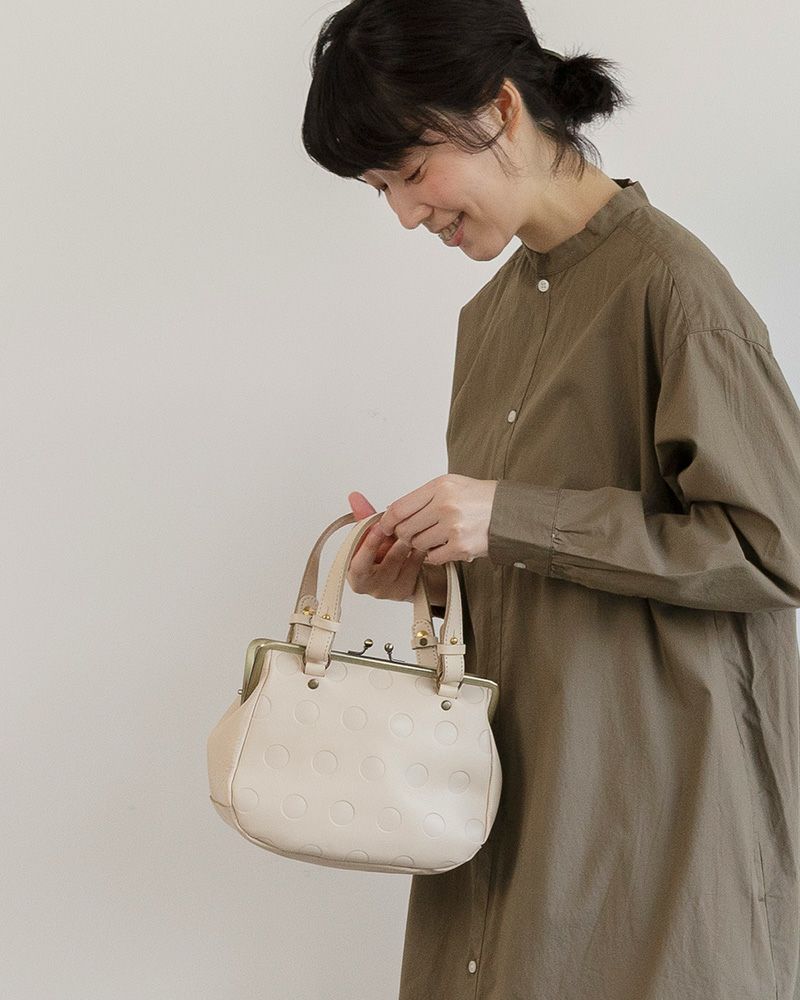 ナチュラルなトーンのバニラは、革の上質感をやわらかく表現。明るい雰囲気をプラス。