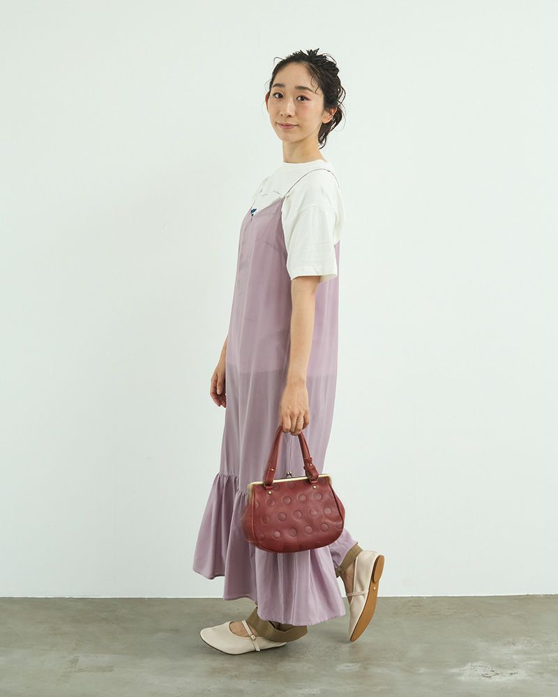 コーデの主役になるチェリーレッド。小ぶりながらも存在感抜群のがま口ボストン。