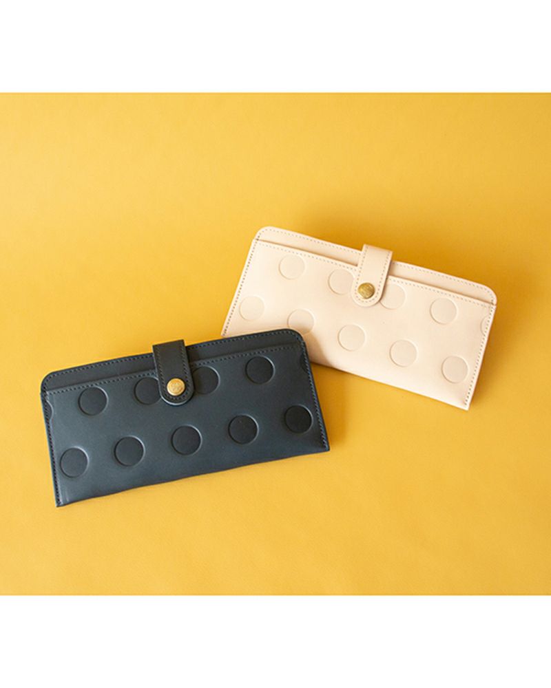 長財布の色：左から　ネイビー・バニラ