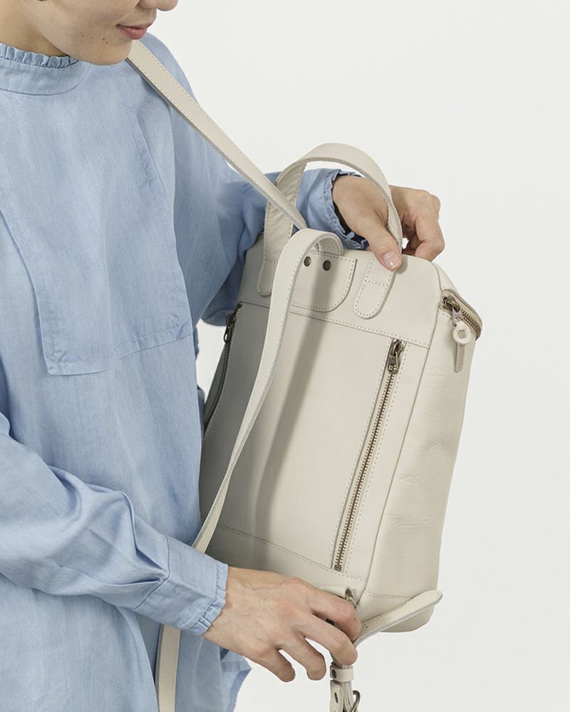 美品 Kanmi. A4が入るのにスリムAll story BOXリュック A4が入るのにスリム「All story BOXリュック」 | Kanmi（カンミ）公式