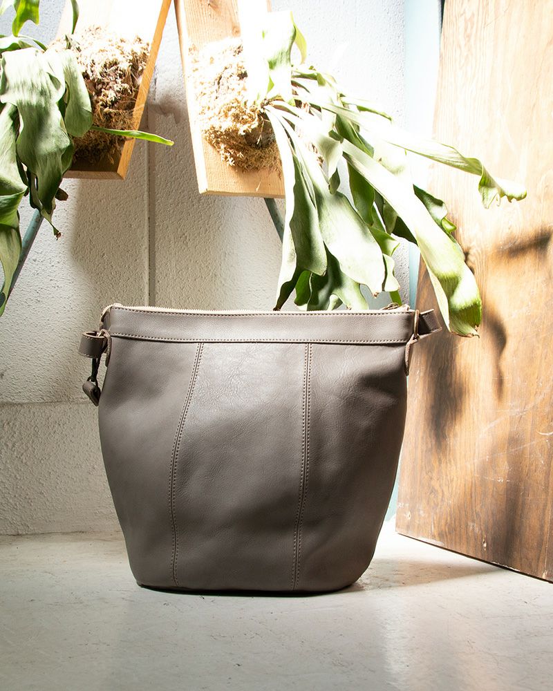 ショルダーバッグの色：ピュアグレー