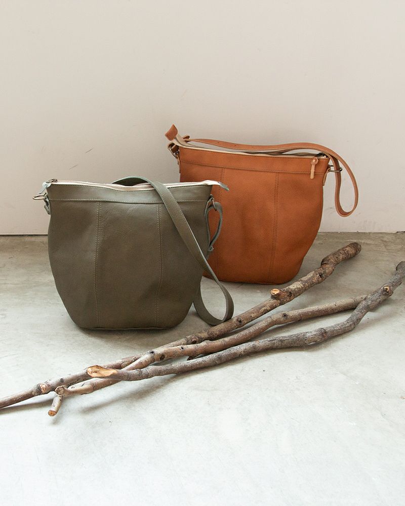 ショルダーバッグの色：左から　グリーン・キャラメル