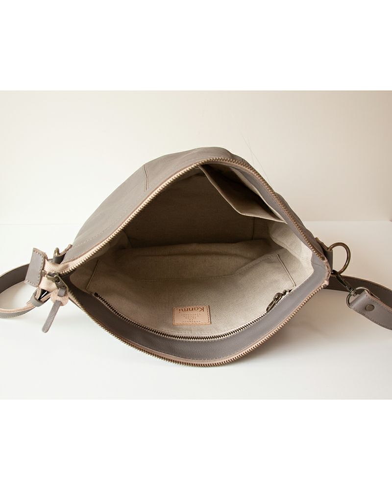 ショルダーバッグの色：ピュアグレー