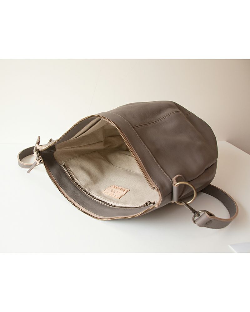 ショルダーバッグの色：ピュアグレー