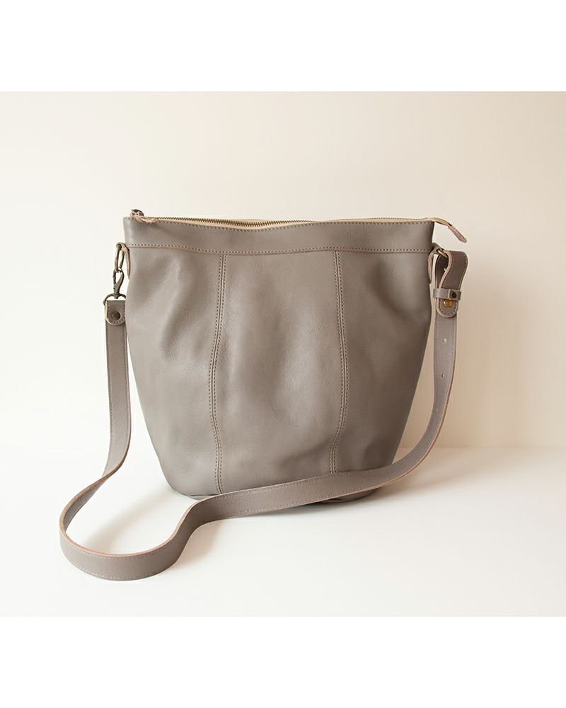 ショルダーバッグの色：ピュアグレー