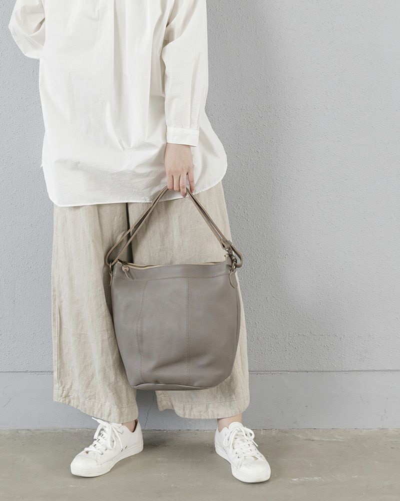 ショルダーバッグの色：ピュアグレー