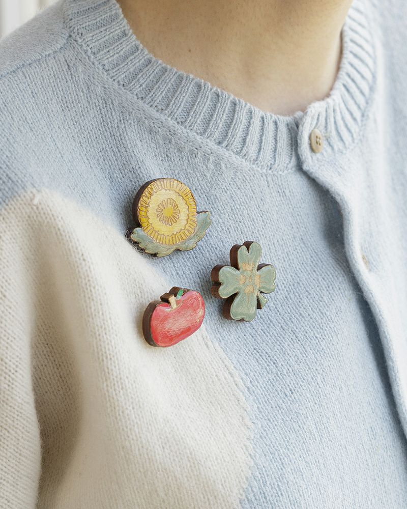 ブローチの種類：上から時計回りに　タンポポ・クローバー・リンゴ