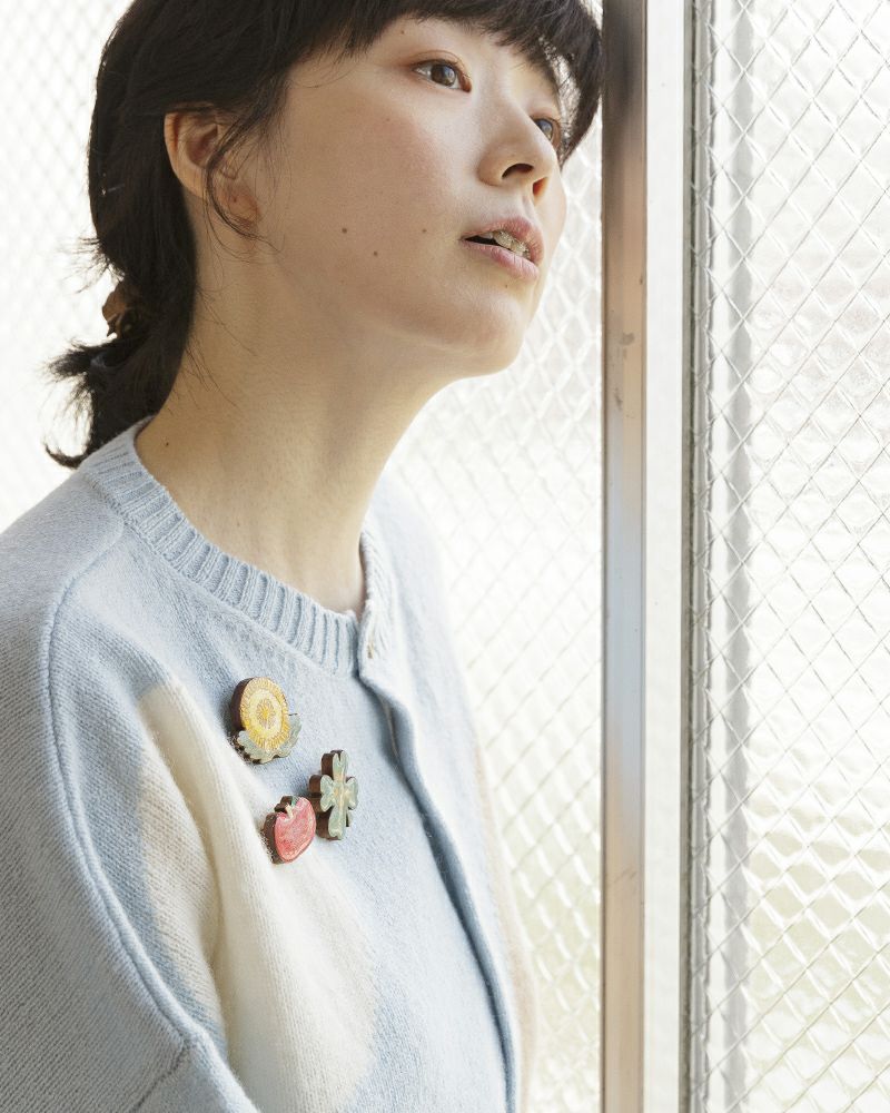 ブローチの種類：上から時計回りに　タンポポ・クローバー・リンゴ