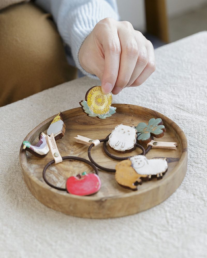 ブローチの種類：上から時計回りに　タンポポ・クローバー・クローバー