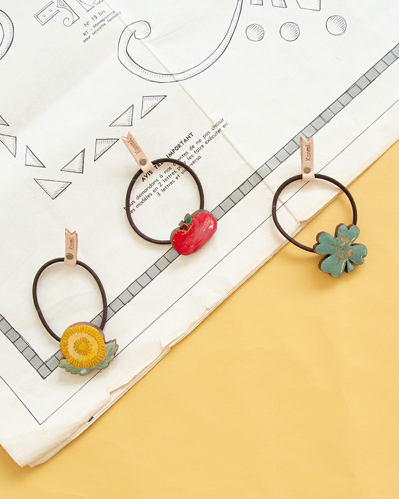 ヘアアクセサリーの種類：左から　タンポポ・リンゴ・クローバー