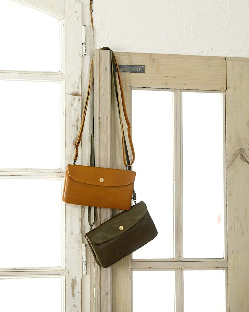 がま口の色：上から　キャメル・ブラック