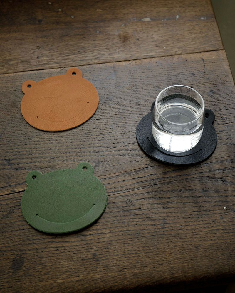 コースターの色：上から時計回りに　キャメル ・クロ・グリーン 