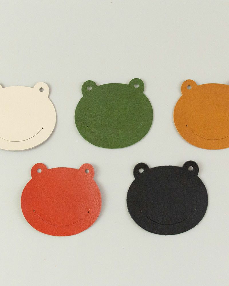 コースターの色：左上から時計回りに　バニラ・グリーン・キャメル ・クロ・レッド