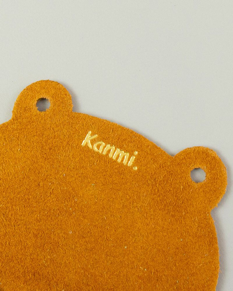 裏面には箔押しのロゴが入っています（カエル コースター：キャメル